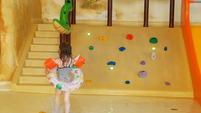 Весёлые приключения в бассейне!//Fun Adventures In The Swim Pool!!!
