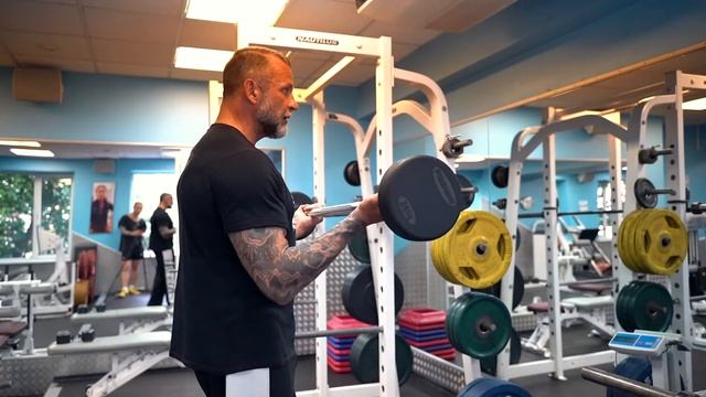 Как правильно делать упражнение на бицепс со штангой стоя, Лучшая техника