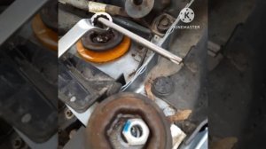 устанавливаем силиконовые прокладки для устранения люфта опорников передних стоек амортизаторов.