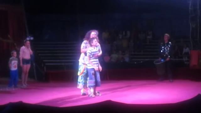 Цирк Кураж | Живая лошадка и номер с мячиком смотреть онлайн