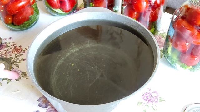 Очень вкусные ПОМИДОРЫ на зиму.Маринованные помидоры.Рассол выпивается весь.Помидоры без заморочек. смотреть онлайн