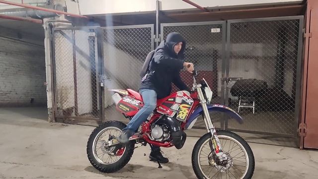 honda crm 250 двухтактный эндуро . полностью отреставрирован с полной разборкой . смотреть онлайн