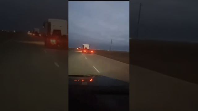 КИТАЙСКИЕ ГРУЗОВИКИ ПРОДОЛЖАЮТ ЕХАТЬ В РОССИЮ ЧЕРЕЗ КАЗАХСТАН ДЛЯ УСИЛЕНИЯ ВОЕННОЙ ЛОГИСТИКИ РОССИИ смотреть онлайн