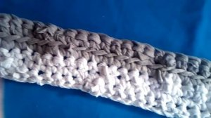 Простой коврик крючком из старых вещей.