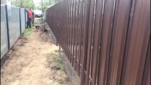 Забор из металлического евроштакетника с двумя калитками.
