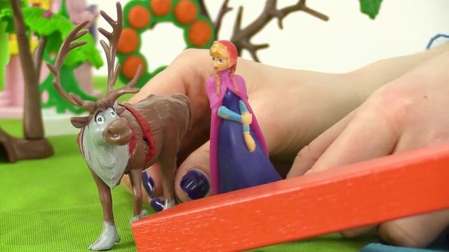 Игрушечные Супер Истории - Видео для девочек - Эльза и Анна помогают Олафу смотреть онлайн