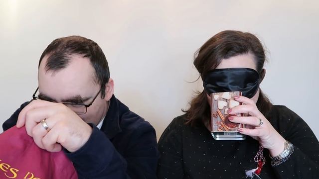 Soțul îmi alege parfumurile, le testez legată la ochi, câte nimeresc? смотреть онлайн