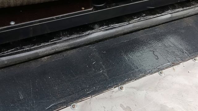 Ниша для мелочей в заднем борту пикапа.