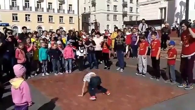 29.04.2017 Брейк данс школа БИТ Мероприятие посвященное Международному дню танца (ракурс 2) смотреть онлайн