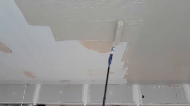 Нанесение шпаклевки при помощи валика