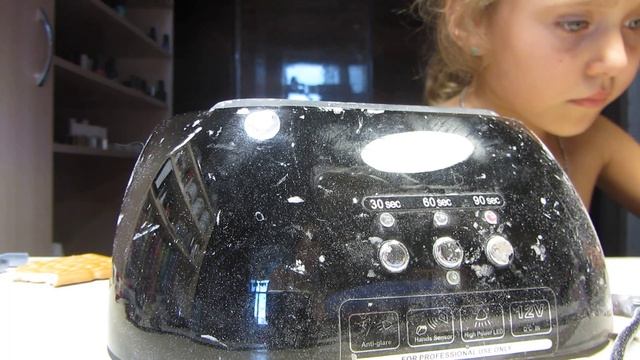 Нанесение гель лака на детские ногти и дизайн с помощью неоновых пигментов смотреть онлайн