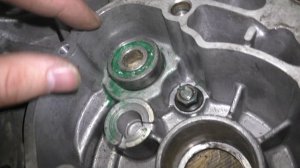 Достаем подшипник из глухого отверстия подручными средствами.