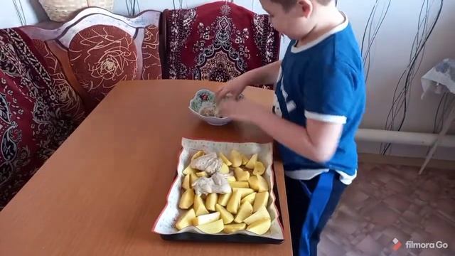 Куриные крылышки, запеченные с картошкой в духовке смотреть онлайн