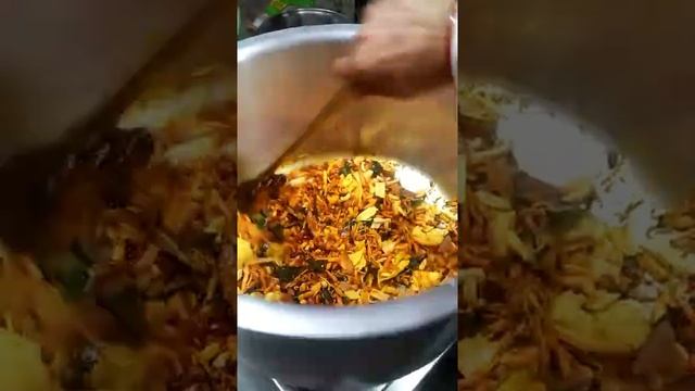 Super Tasty,Super Crispy Chura Recipe | Namkeen Chura | Chivda Recipe | Namkeen Mixture #shorts смотреть онлайн