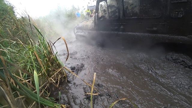 УАЗ 6Х6 и хантер на тракторах тонут в болоте смотреть онлайн