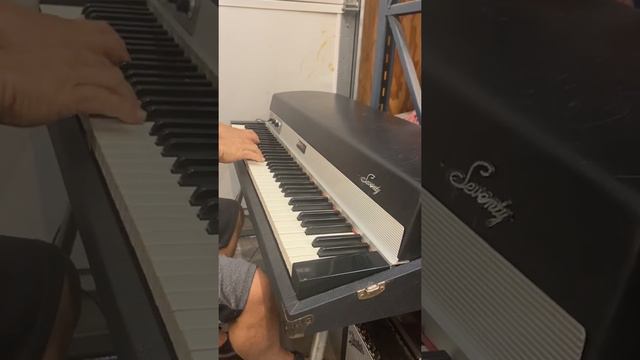 The classic vintage FENDER RHODES смотреть онлайн