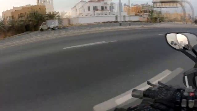 BMW K1600GT в центре Дубая.