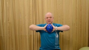 Утренняя гимнастика для пожилых людей, сидя на стуле.