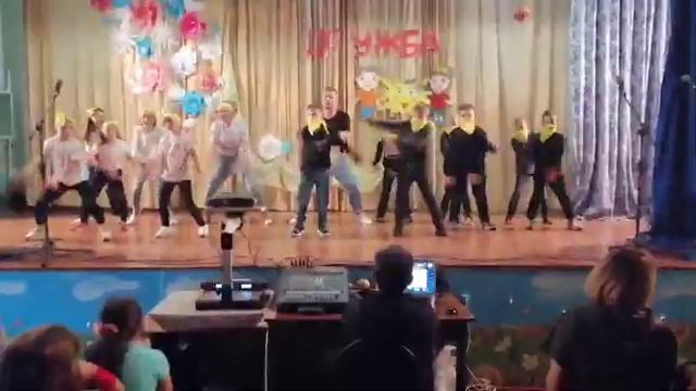 Я выбегаю первой с мальчикам а в конце на шпогад а танец смешной смотреть онлайн