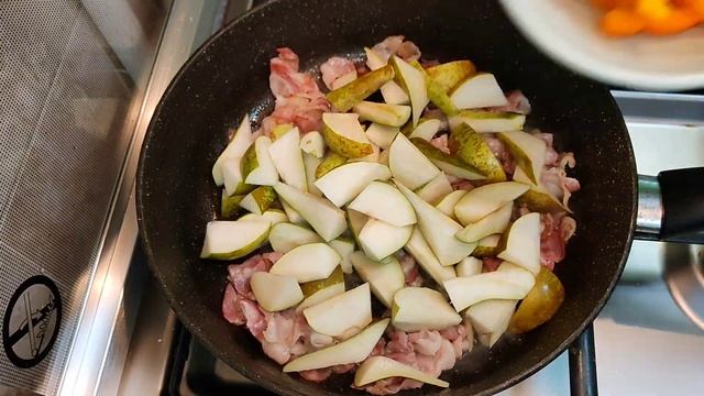 Изысканный салат с беконом, грушей и кедровыми орешками смотреть онлайн