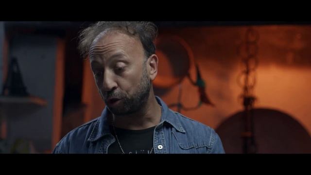 Трое мужчин и призрак (2023) комедия,ужасы смотреть онлайн