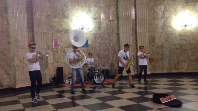 Проект "Музыка в метро"(группа "Эхо улиц") смотреть онлайн