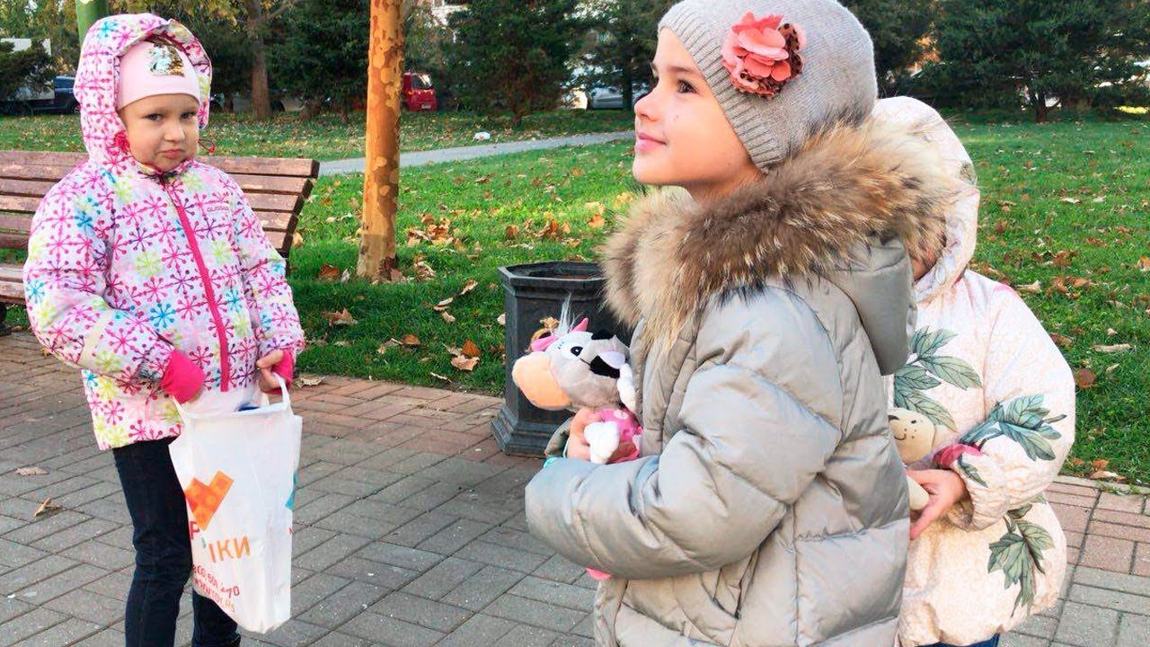 Алина Алиса и Юляшка играют на улице Подарки для Мими Лисса Новые куклы Glimmies смотреть онлайн
