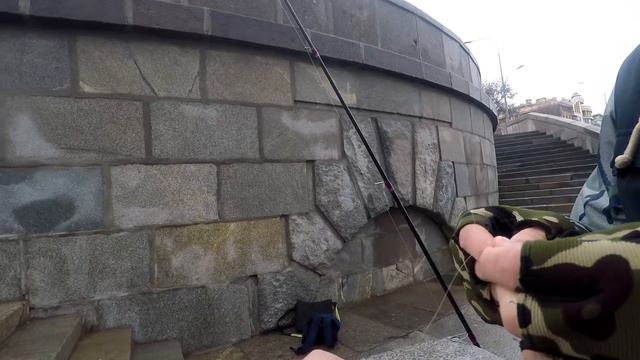 Рыбалка на Москва реке. Ловля окуня на Дроп-шот. Стритфишинг со спиннингом в Москве смотреть онлайн