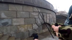 Рыбалка на Москва реке. Ловля окуня на Дроп-шот. Стритфишинг со спиннингом в Москве