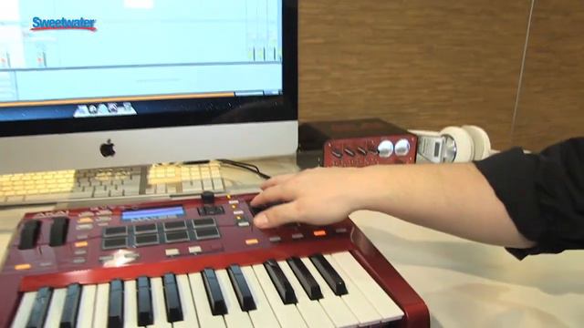 Akai MAX25 USB/MIDI/CV Keyboard Controller Overview - Sweetwater Sound at Winter NAMM 2013 смотреть онлайн