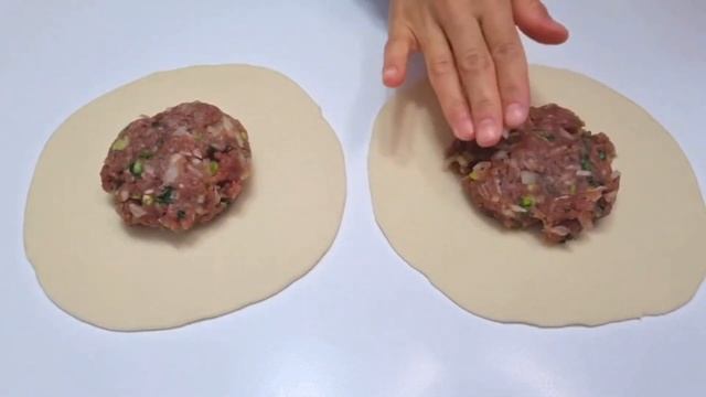 Беляши с мясным бульоном внутри! Все остались довольны и сыты! смотреть онлайн