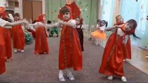 Танец в средней группе «Ягодки рябинки»