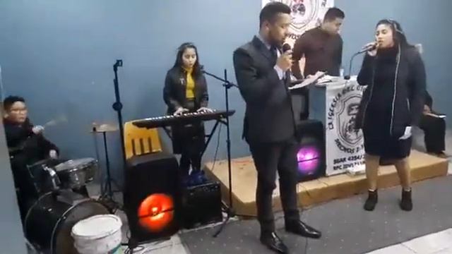 ERIKA Y IRVIN & VINE ADORARTE смотреть онлайн