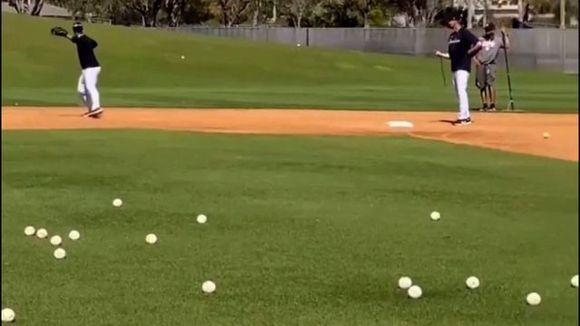 Gleyber Torres Ground Ball Practice Spring Training смотреть онлайн