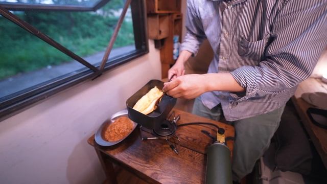 【雨の車中泊旅】小雨の川辺。車内でオムライスを作る車中泊｜DIY軽トラックキャンピングカー｜111 смотреть онлайн