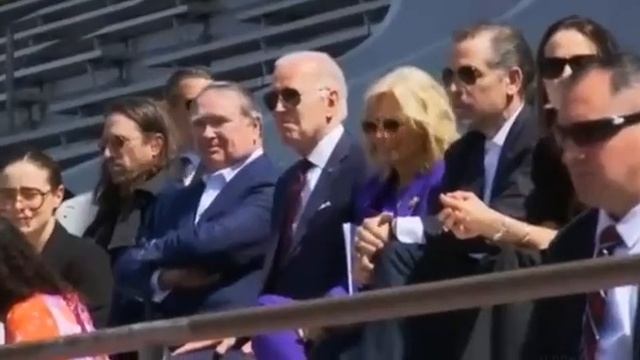 ?? Студенты университета Пенсильвании тепло встретили Джо Байдена.

“Fuck Joe Biden (Нах*й Байдена