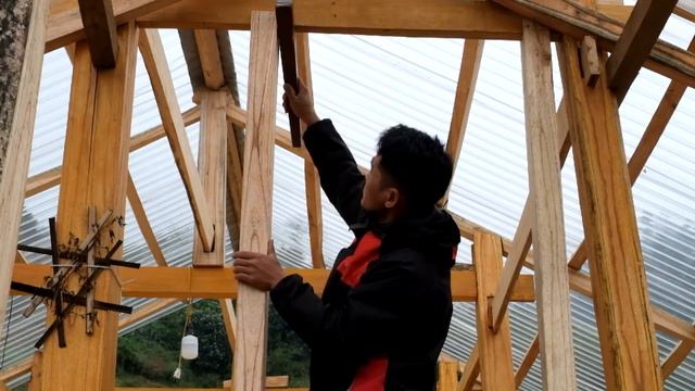Duong built a wooden farm house, installed doors for the house and took care of the pigs смотреть онлайн
