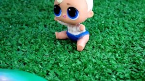 НАШЛИ ИГРУШКИ НА ПЛОЩАДКЕ! КТО КУКОЛ ПОТЕРЯЛ?? ЛОЛ сюрприз смешные куклы мультики ДАРИНЕЛКА