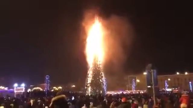 В Южно-Сахалинске сгорела ёлка прямо по Новый Год! смотреть онлайн