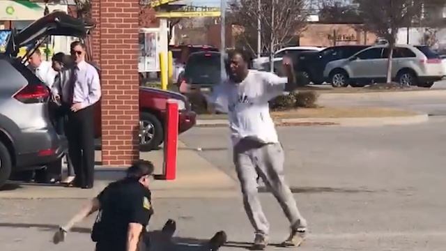 Onlookers help cop arrest violent suspect | New York Post смотреть онлайн