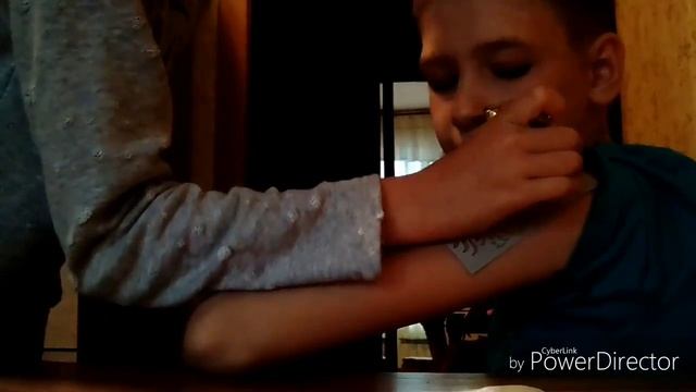 Делала татуировку хной своему брату. смотреть онлайн