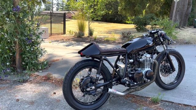The sweetest CB550 Café Racer смотреть онлайн