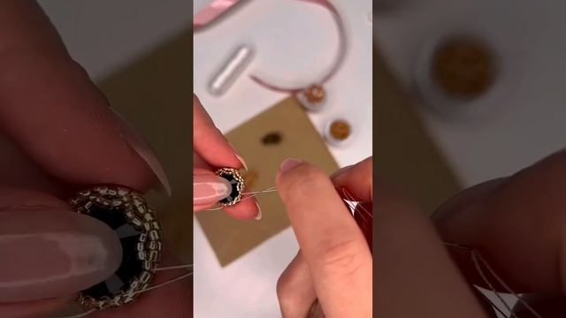 Как оплести кристалл и сделать сережку, учу на своих МК #бисер #бисероплетение #онлайнмк #кристалл смотреть онлайн