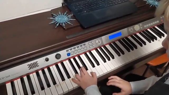Soft Mozart Recital: Denis (7) plays Арпеджио мажор минор от Ми смотреть онлайн