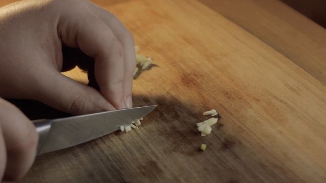 Восточный салат (классика) / помидоры, колбаса, сыр, чеснок смотреть онлайн