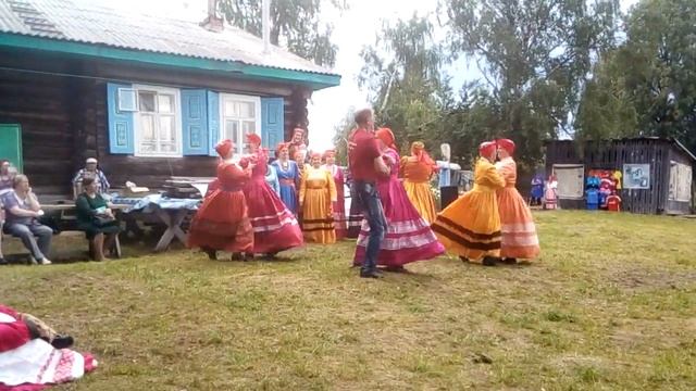 Лешуконский народный хор. Плясовая "Выхожу и начинаю потихонечку дробить" смотреть онлайн