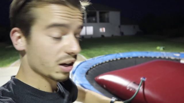 1,000 GALLONS Of Water On A Trampoline! смотреть онлайн