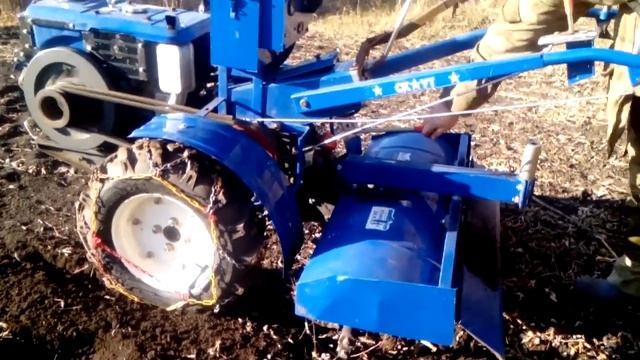 Приобрёл мотоблок скаут, пробую работать фрезой. Замечательно получается. смотреть онлайн