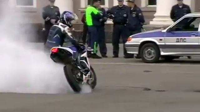 Байкер дрифтит перед ДПС . Жесть!!! смотреть онлайн