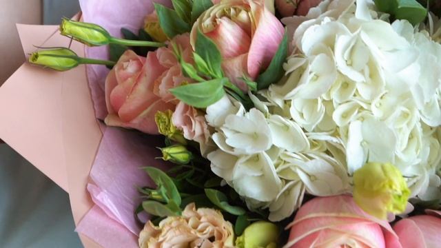 Букет из белой гортензии, 7 пионовидных роз Swan Grace, кремовых лизиантусов с фисташкой в упаковке смотреть онлайн